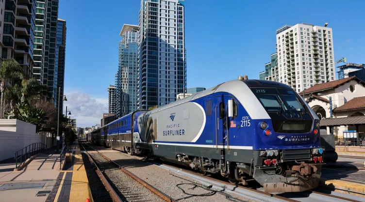 Tren de Pacific Surfliner llegando a estación en San Diego, California, proveniente de Los Ángeles