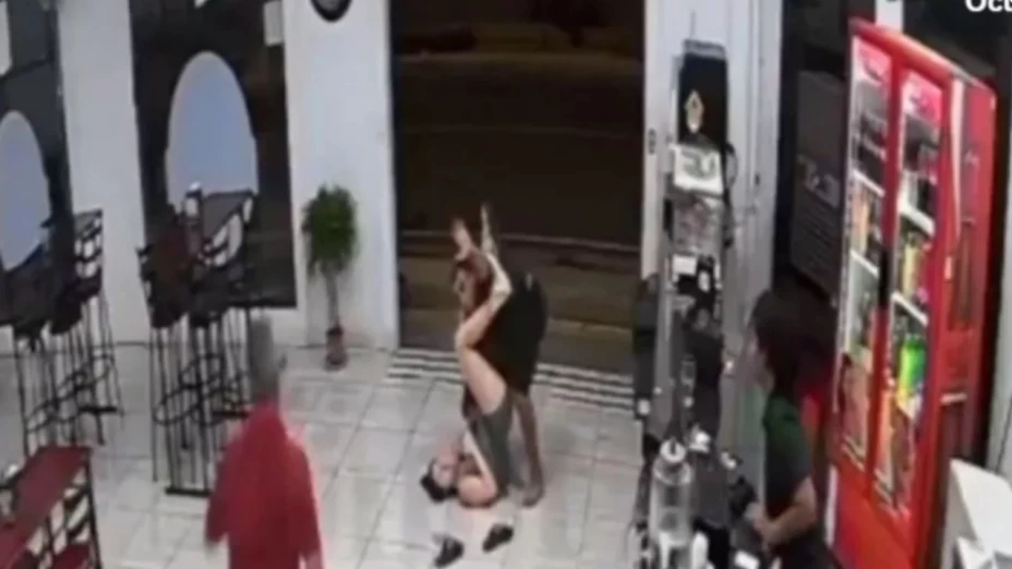 Mujer somete a ladrón con jiu-jitsu