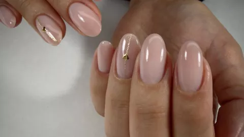ideas de manicura rusa que alargan y estilizan los dedos
