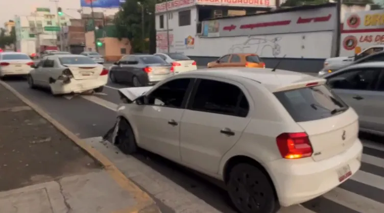 Doble accidente en Viaducto desata caos vial: Hay 8 vehículos involucrados en los choques