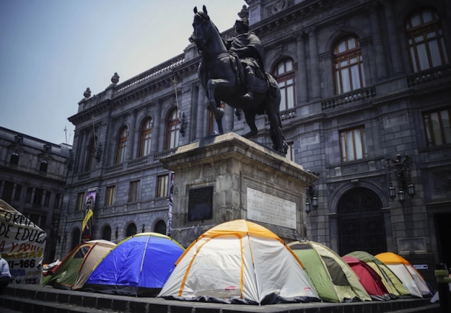 Plantón del CNTE en Plaza Manuel Tolsá