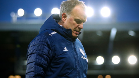 Marcelo Bielsa dirigiendo al Leeds United en la Premier League