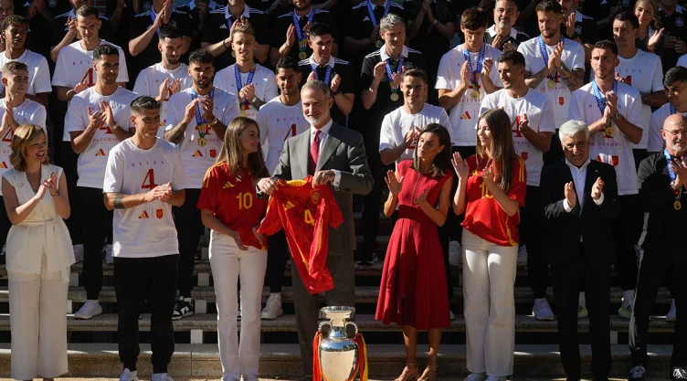 Reyes de España con la Copa. de la Euro