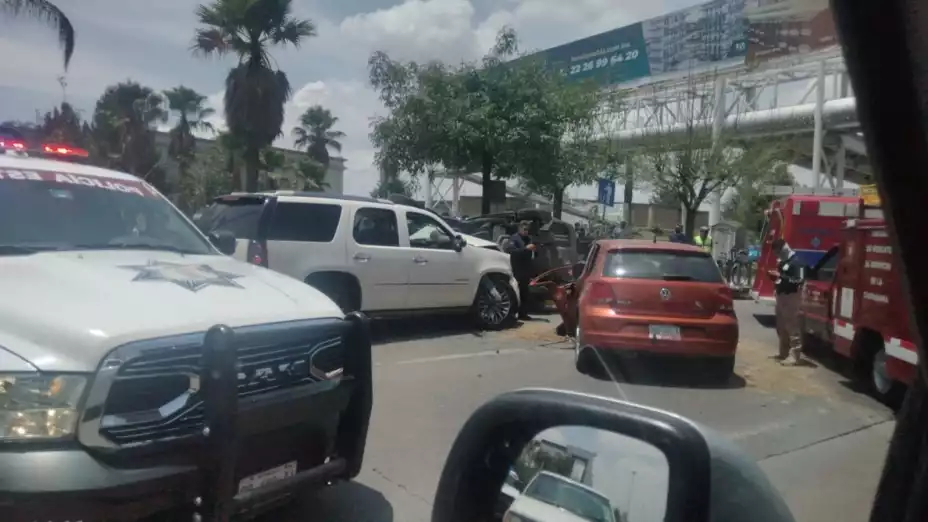 accidente-volcadura-via-atlixcayotl