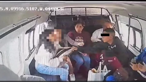 El asalto fue cometido por tres sujetos que subieron a la combi.