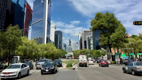 Carros circulando en la CDMX