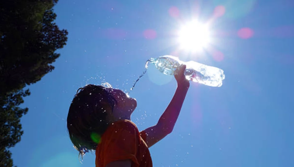 Niño refrescándose del Sol; se pronostican temperaturas calurosas en el clima hoy México 4 de marzo 2023.
