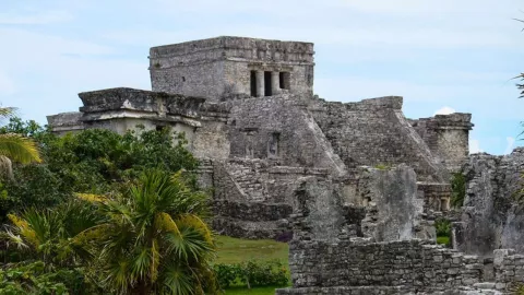 El Castillo, la pirámide más prominente en la zona arqueológica de Tulum.