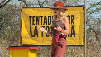 Con un pantalón estilo cargo, tanktop con botones y sombrero de ala plana, Itatí lució impactante para guiar a los aventureros en el juego del día.