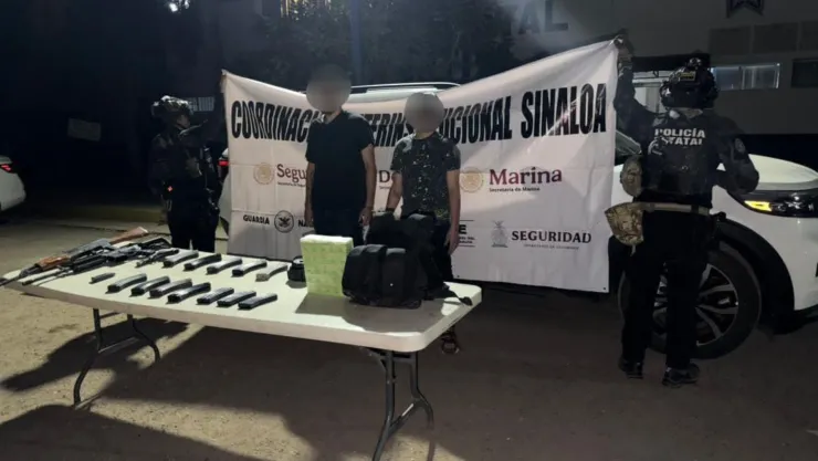 Detienen a dos hombres con armas en el sector Feria Ganadera en Culiacán..jpg
