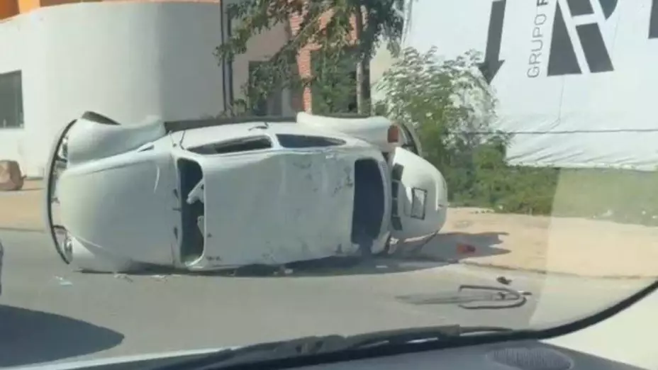 Fuerte accidente en calles del norte de Mérida deja a _Vochito_ volcado