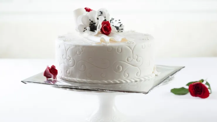 49 ideas de pastel de bodas que puedes tomar como inspiración: desde sencillos hasta muy elaborados.
