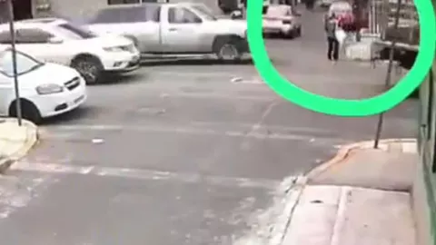 Camioneta a exceso de velocidad atropella a abuelita en Iztacalco