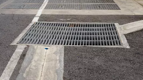 Vecinos reportan olor a gasolina en coladeras de la GAM