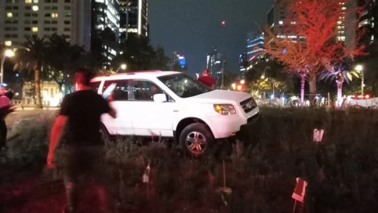 Automovilista se sube a la Glorieta de la Palma