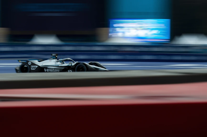 El Neozelandés, Mitch Evans se mantuvo a la cabeza después de 45 minutos de carrera durante el E-Prix de la Fórmula E 2020.