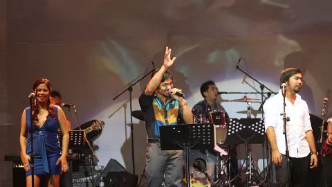 Manny Pacquiao cantando