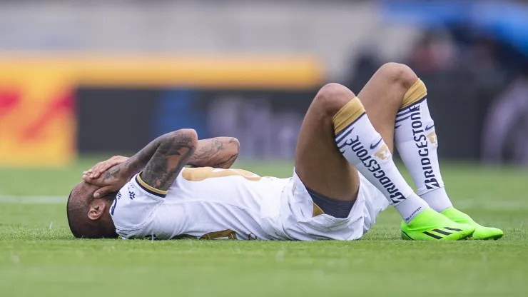 Dani Alves tirado en el pasto de CU