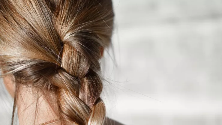 ¿Cómo eliminar las canas de manera natural?