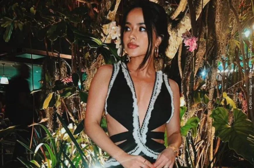 Becky G con vestido negro con blanco..jpg