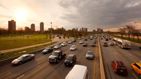 Autos avanzan por carretera de Chicago, Illinois