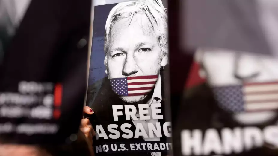 Carteles contra la extradición de Julian Assange en Londres.