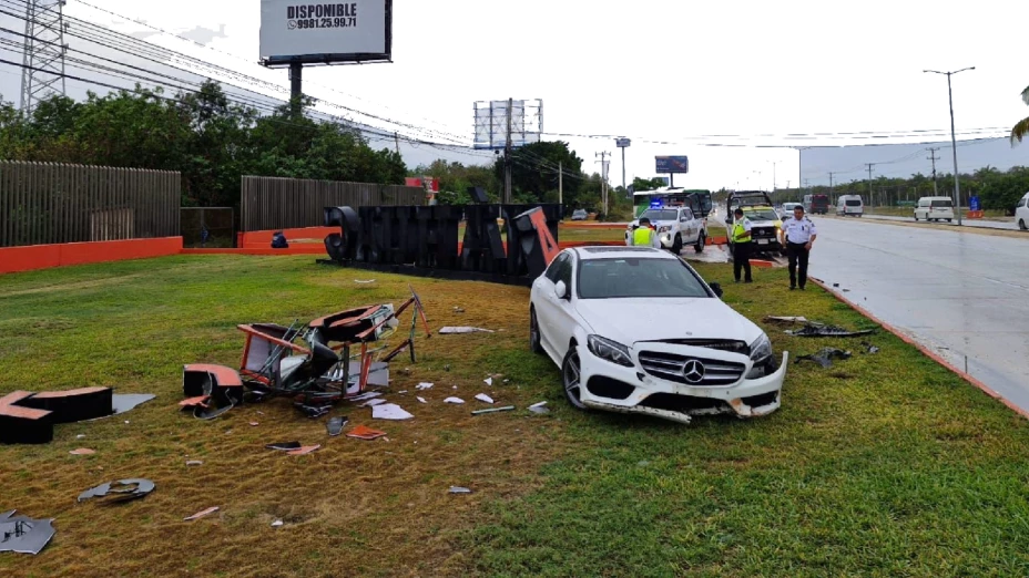 Lluvia y velocidad dejan accidente en Boulevard Colosio de Cancún la mañana de este domingo