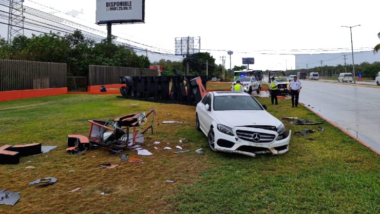 Lluvia y velocidad dejan accidente en Boulevard Colosio de Cancún la mañana de este domingo
