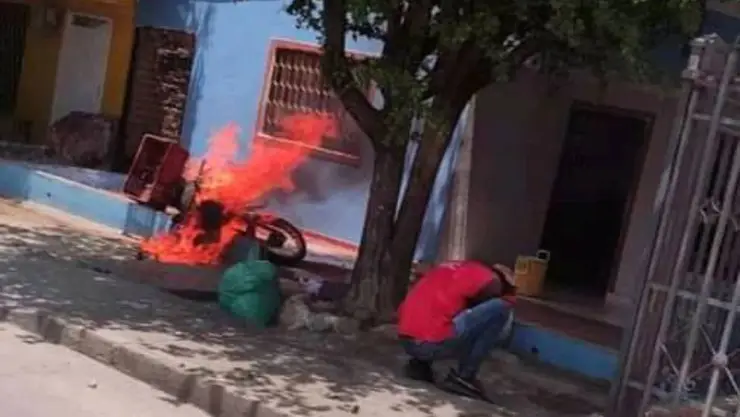 Moto incendiada Colombia.