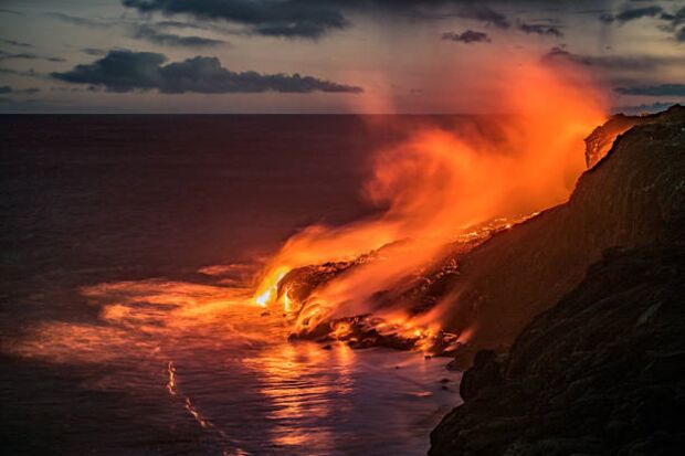 erupción de volcán bajo el mar.jpg