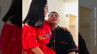 Eduin caz y Anahy cantándole.jpg