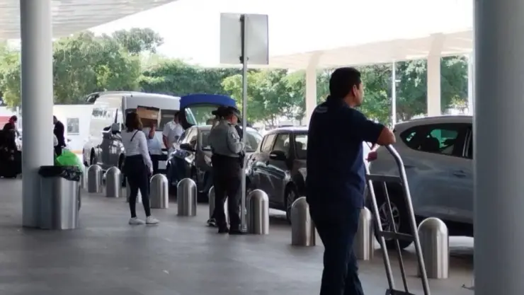 Detienen a guatemaltecos en el Aeropuerto de Mérida por papeles falsos