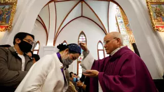 La ceniza la colocan en la cabeza para evitar contagios