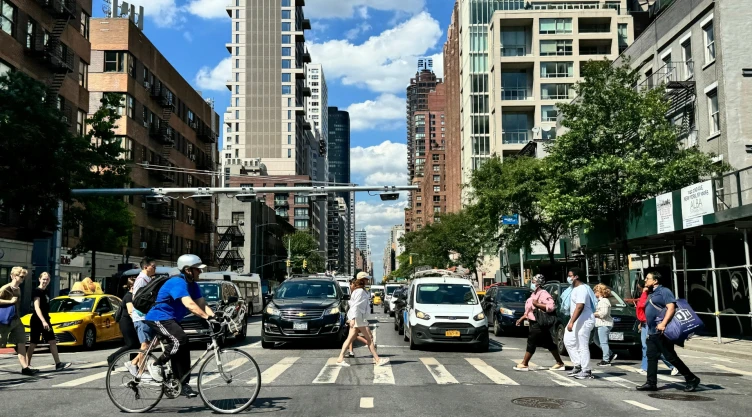 Personas cruzan una calle de Nueva York