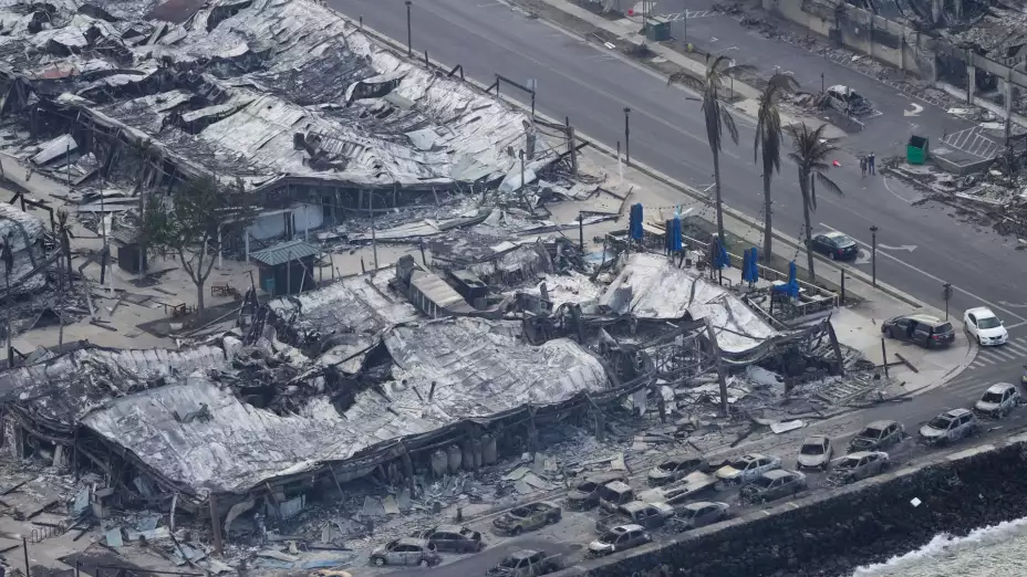 Restos de viviendas y autos calcinados tras un incendio en Lahaina, Hawai.
