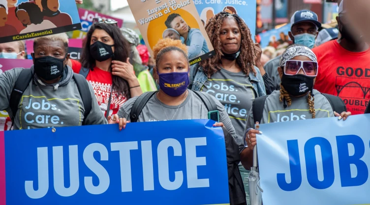 Un grupo de mujeres reclama por sus derechos en una huelga