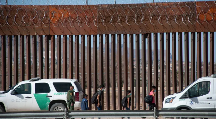 Agentes de la CBP revisan a unos migrantes en la frontera.