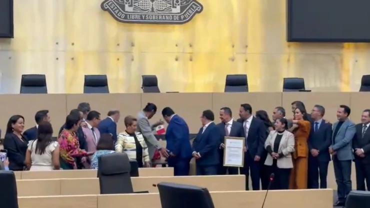 Diputada rompe trofeo de Joel Huiqui en Congreso de Puebla