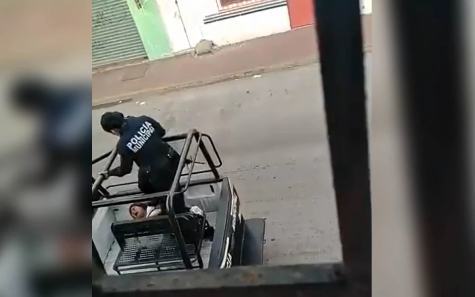 Suspenden a policías que patearon a mujer durante arresto en Tabasco
