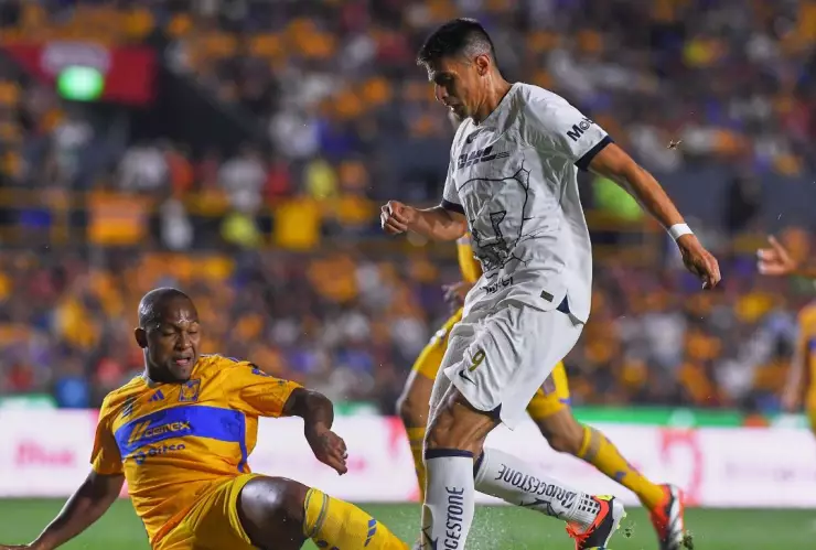 Guillermo Martínez en el partido Pumas vs Tigres
