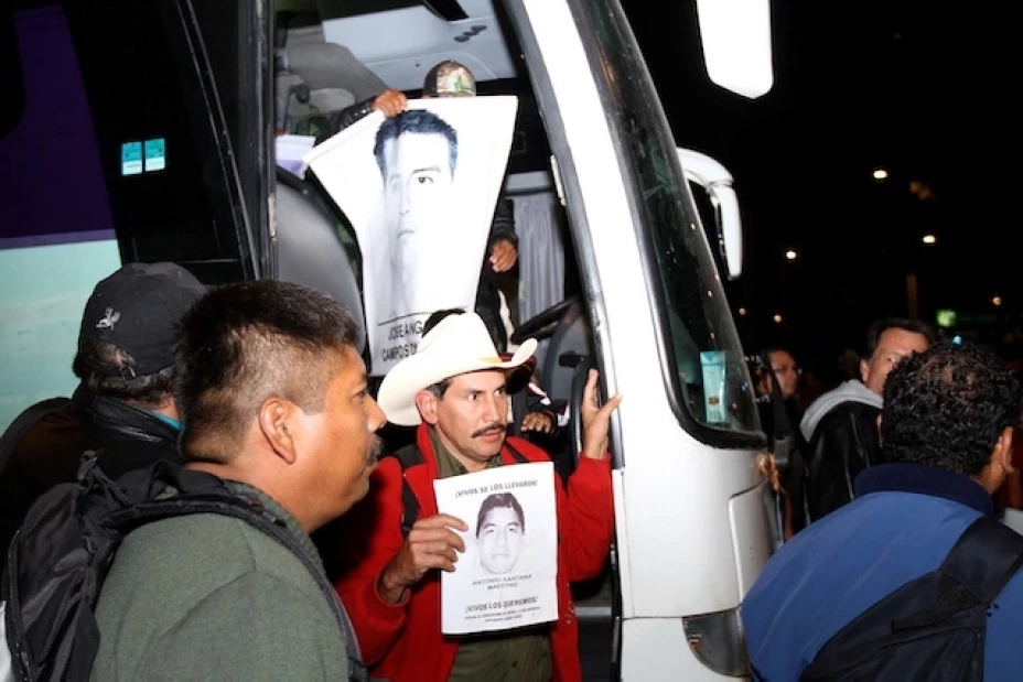 Padres de normalistas aseguran que aún no les entregan resultados de Austria