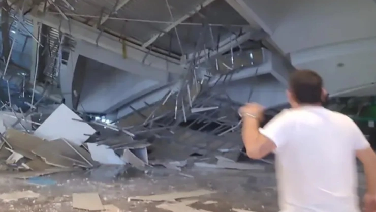 desplome del techo de un centro comercial de Perú