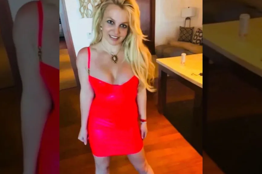 Britney con vestido rojo.jpg