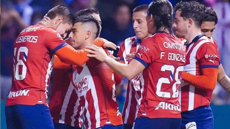 Futbolista de Chivas dispara contra compañeros