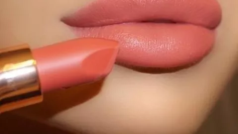 Labios en tono durazno pastel