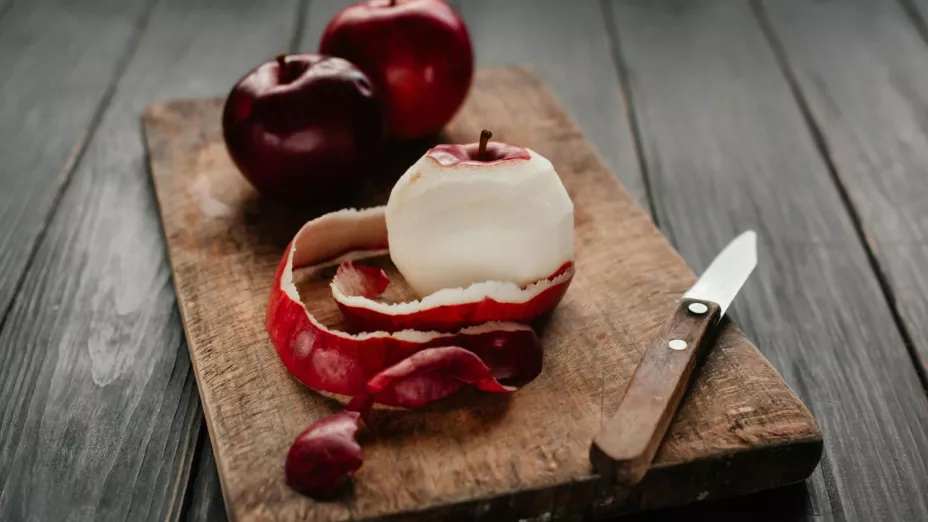 ¿Por qué es recomendable comer manzana en las noches? Descubre sus beneficios