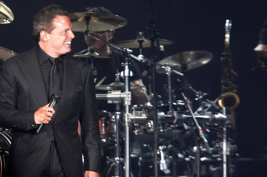 Luis Miguel sonriendo.jpg