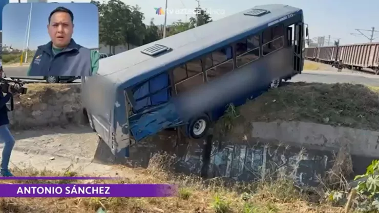 Tren se impacta contra un camión de personal en la colonia Villas de la Hacienda en Tlajomulco de Zúñiga