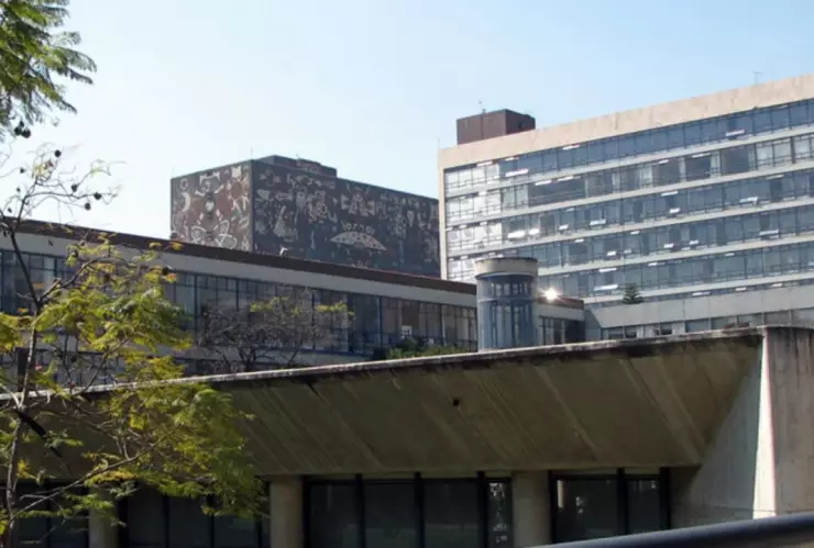 Edificio principal de la Facultad de Filosofía y Letras de la UNAM.