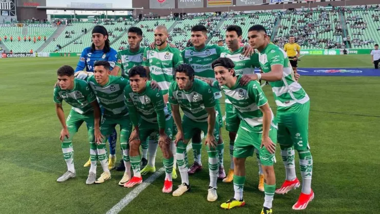 Jugadores de Santos Laguna previo a un partido de Liga MX